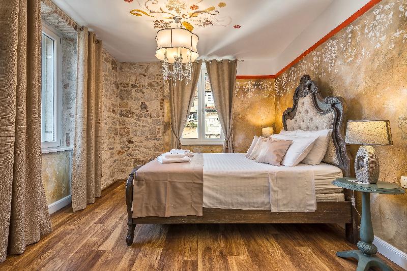 Plaza Marchi Old Town - Quaint & Elegant Hotels - Oda