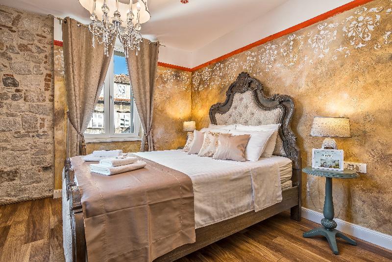 Plaza Marchi Old Town - Quaint & Elegant Hotels - Oda