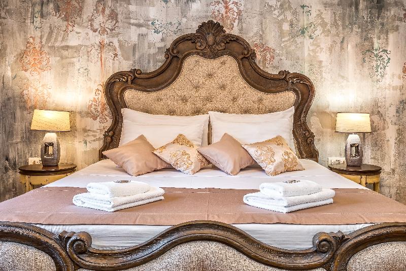 Plaza Marchi Old Town - Quaint & Elegant Hotels - Oda
