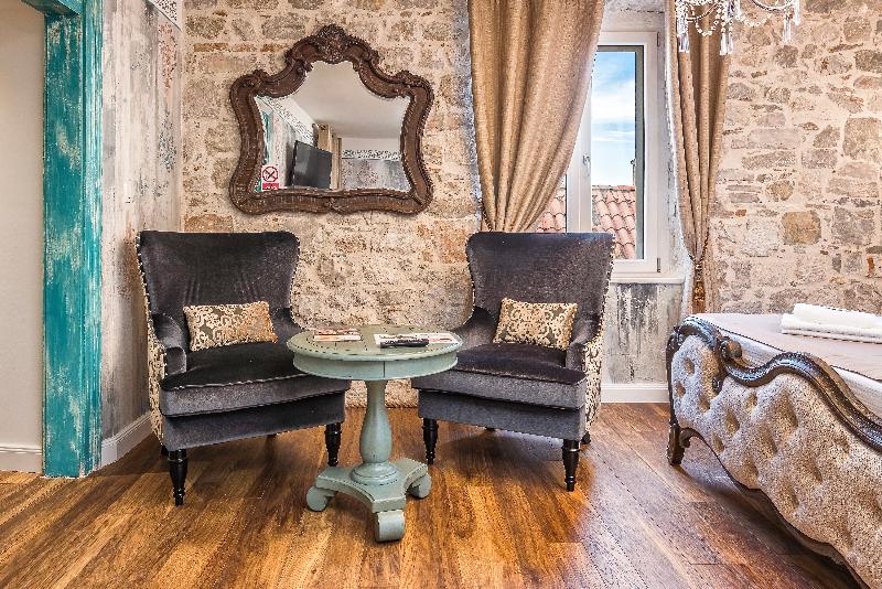 Plaza Marchi Old Town - Quaint & Elegant Hotels - Oda