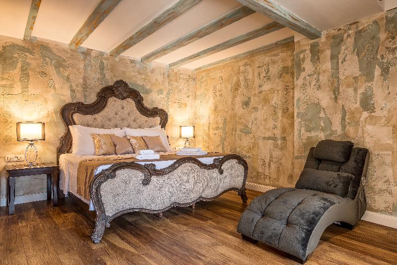Plaza Marchi Old Town - Quaint & Elegant Hotels - Oda
