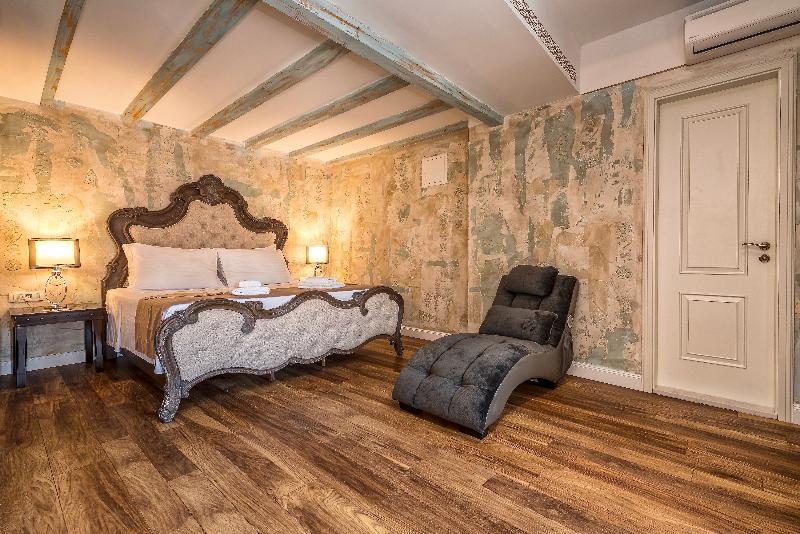 Plaza Marchi Old Town - Quaint & Elegant Hotels - Oda