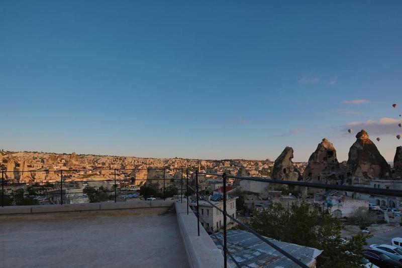 The Owl Cave Hotel - Teras