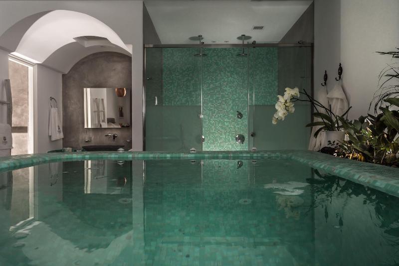 Elements of Caldera Suites - Oda