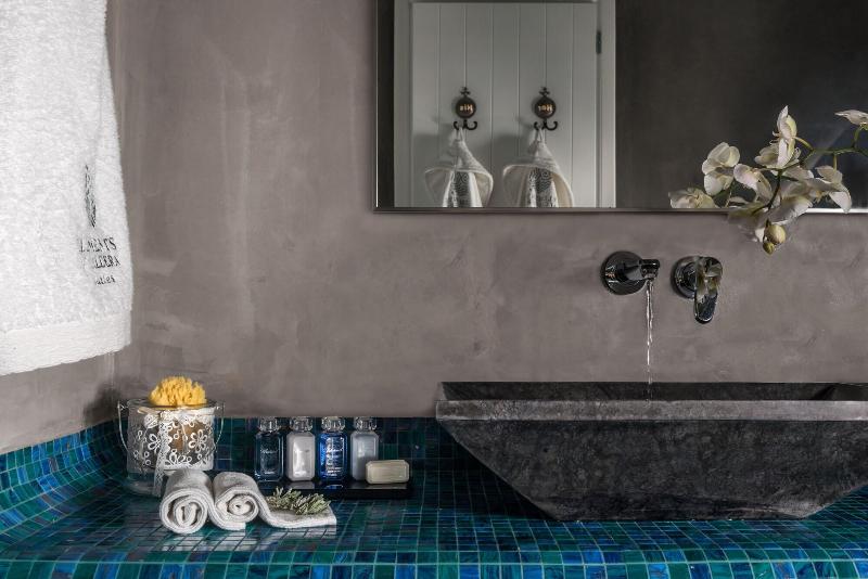 Elements of Caldera Suites - Oda