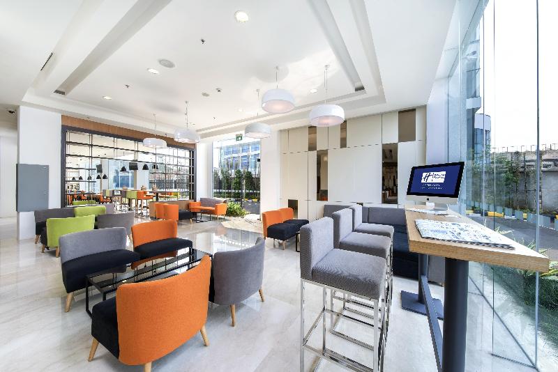Holiday Inn Express Jakarta Matraman - Lobi