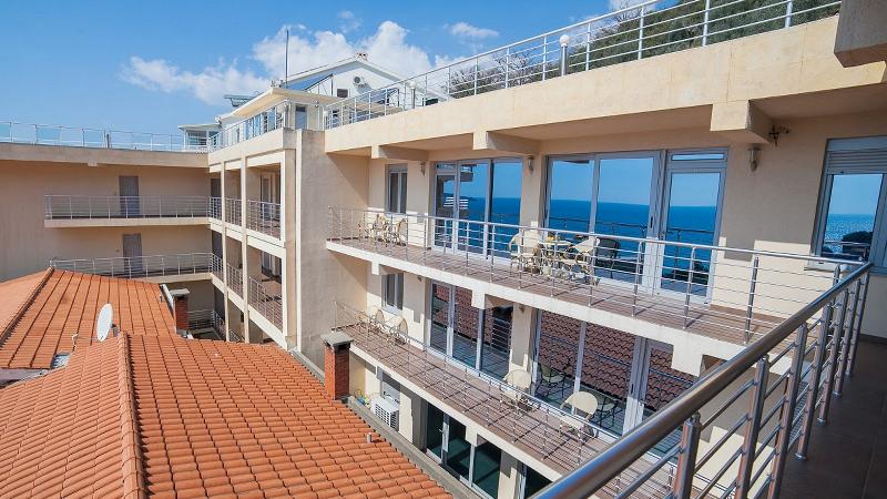Raymond Apartments - Genel