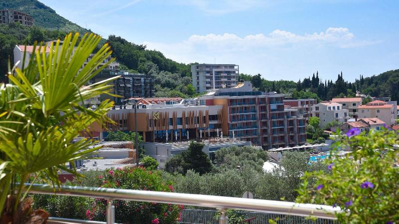 Raymond Apartments - Genel