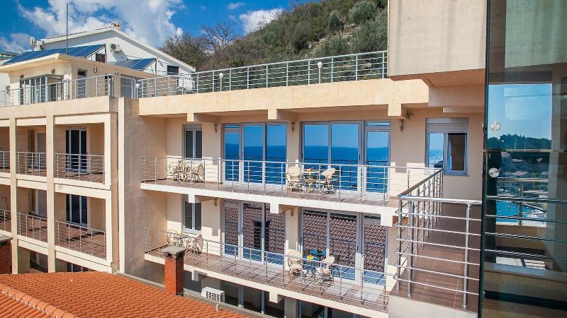 Raymond Apartments - Genel