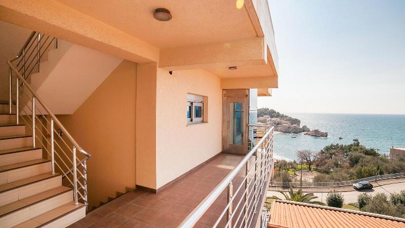 Raymond Apartments - Genel