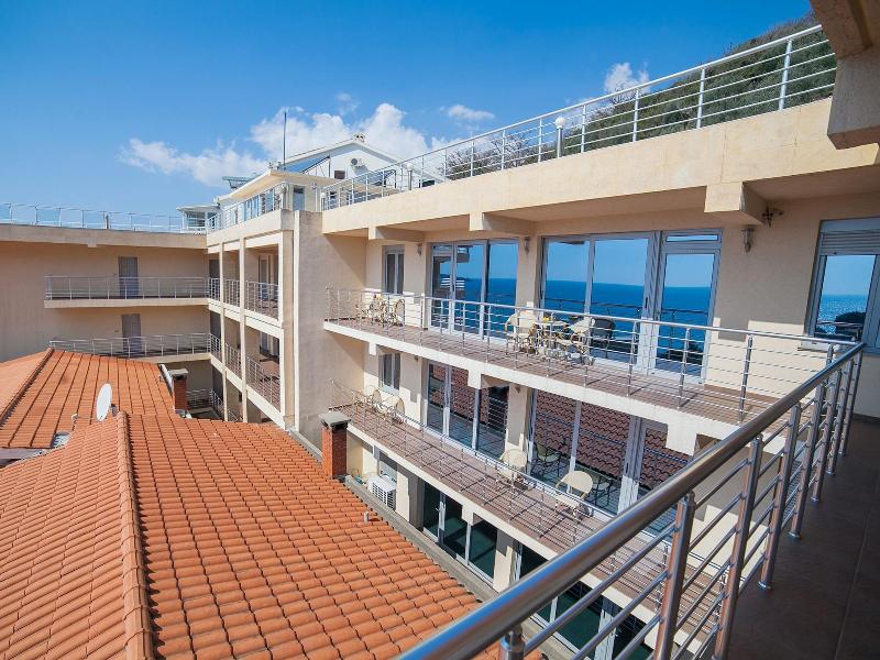 Raymond Apartments - Genel