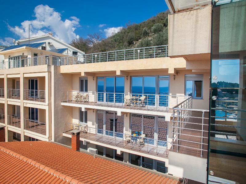 Raymond Apartments - Genel