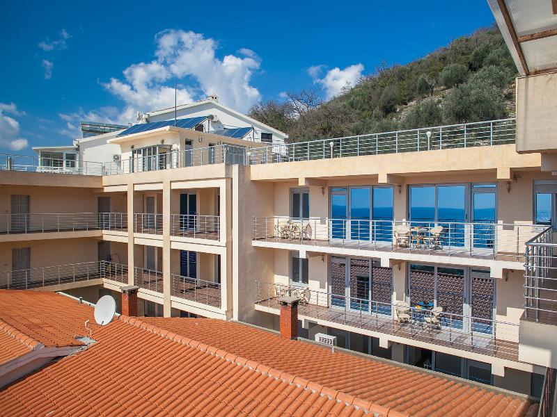 Raymond Apartments - Genel