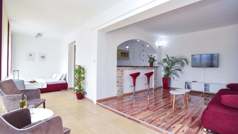 Raymond Apartments - Oda
