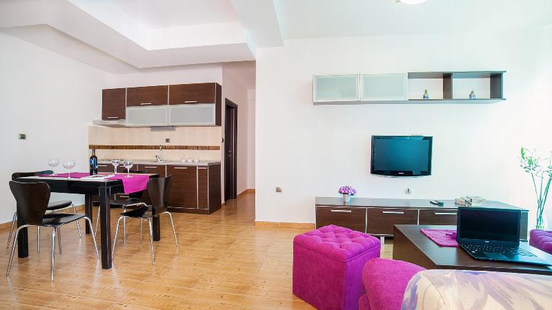 Raymond Apartments - Oda
