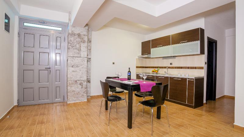 Raymond Apartments - Oda