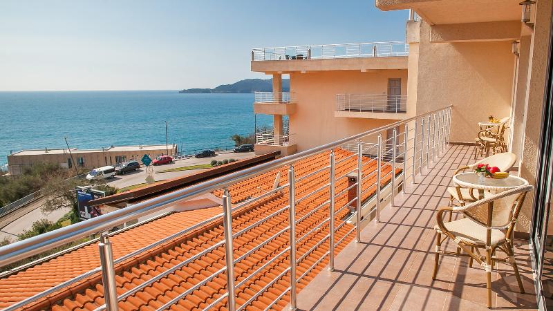 Raymond Apartments - Oda