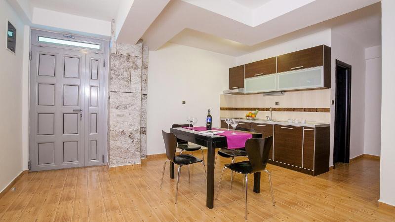 Raymond Apartments - Oda