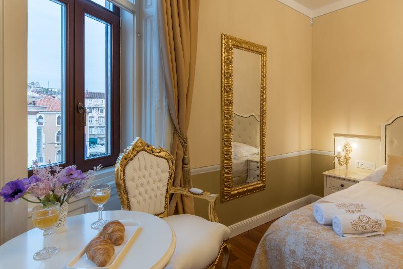 Central Square Heritage Hotel - Oda