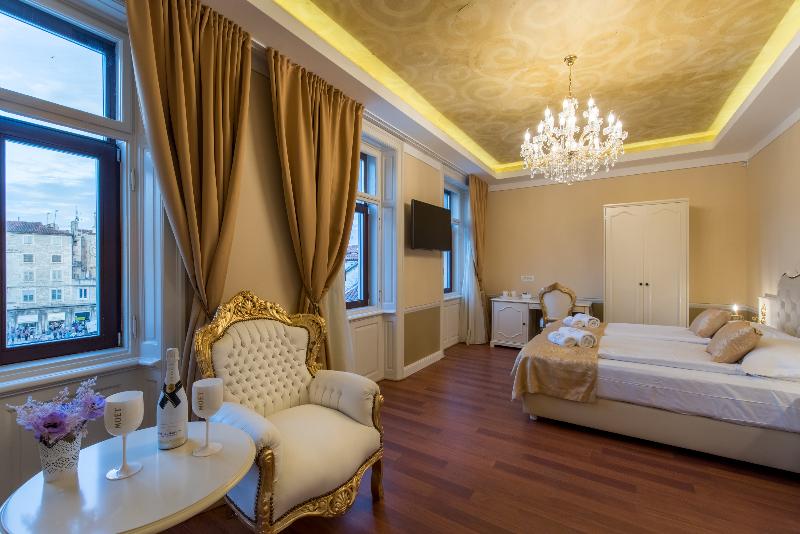Central Square Heritage Hotel - Oda