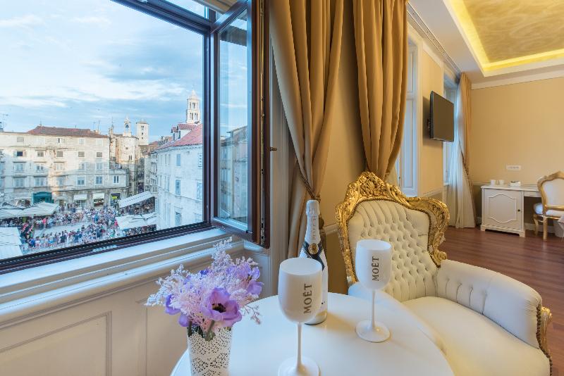 Central Square Heritage Hotel - Oda