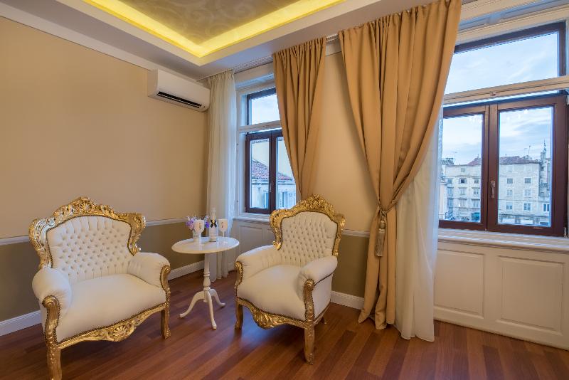 Central Square Heritage Hotel - Oda