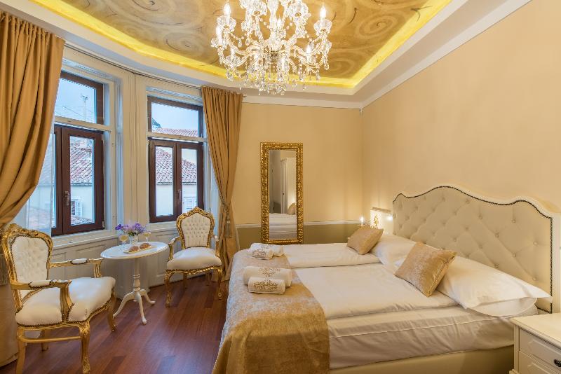 Central Square Heritage Hotel - Oda
