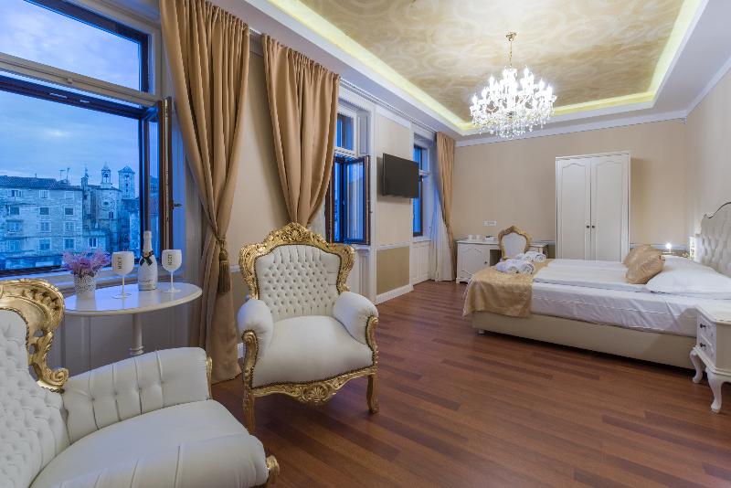 Central Square Heritage Hotel - Oda