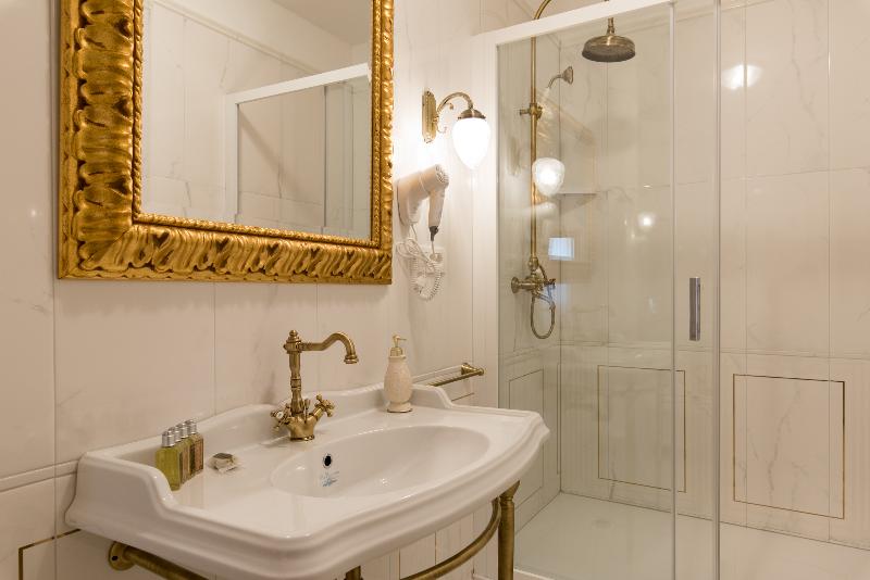 Central Square Heritage Hotel - Oda