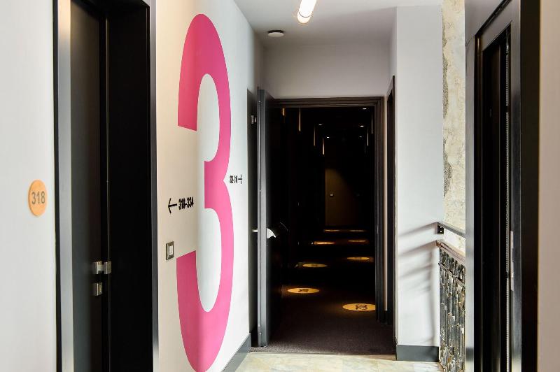 The Poet Hotel - Lobi