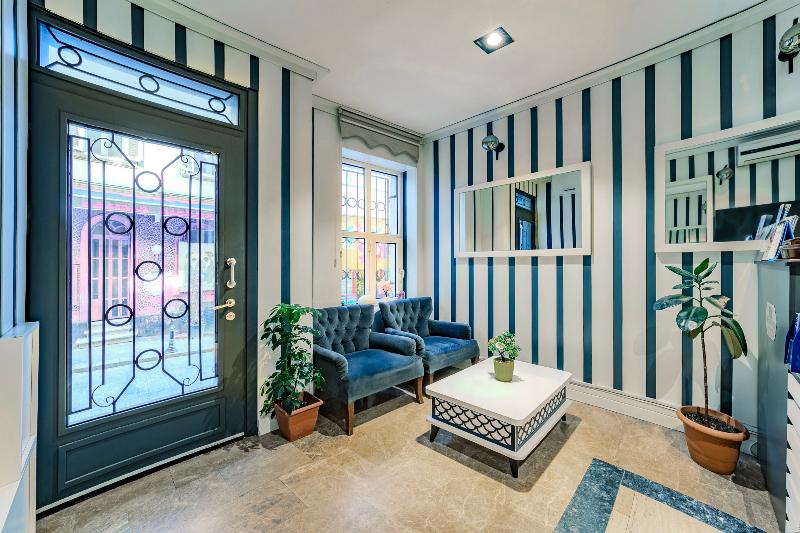 La Pazza Suites - Lobi