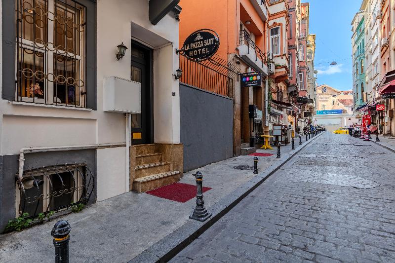 La Pazza Suites - Lobi