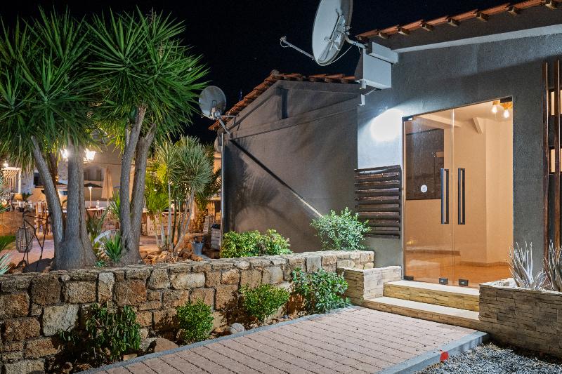 Nikos Apartments - Genel