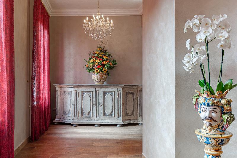 Relais Empire - Genel
