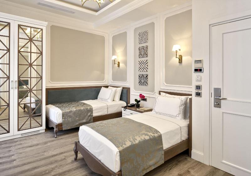 Mirrors Hotel - Oda