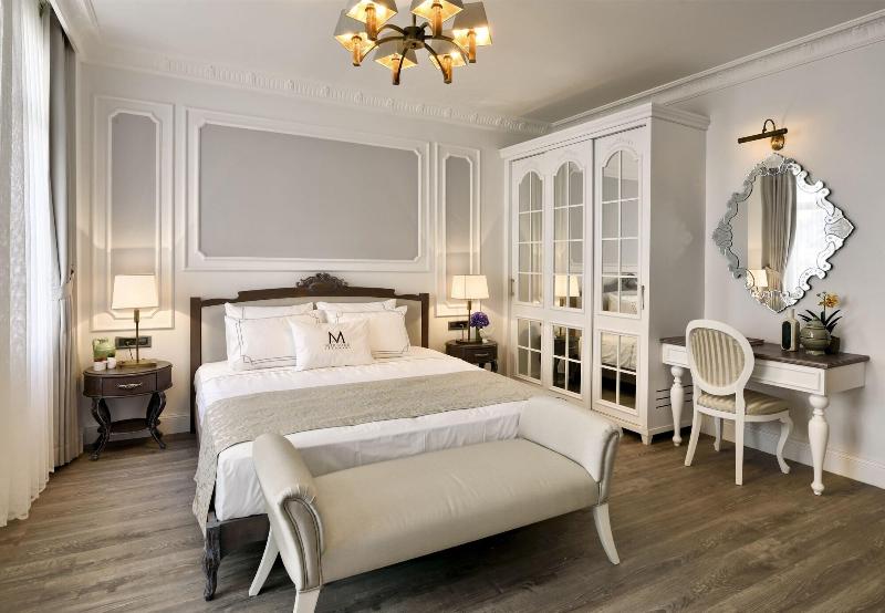 Mirrors Hotel - Oda