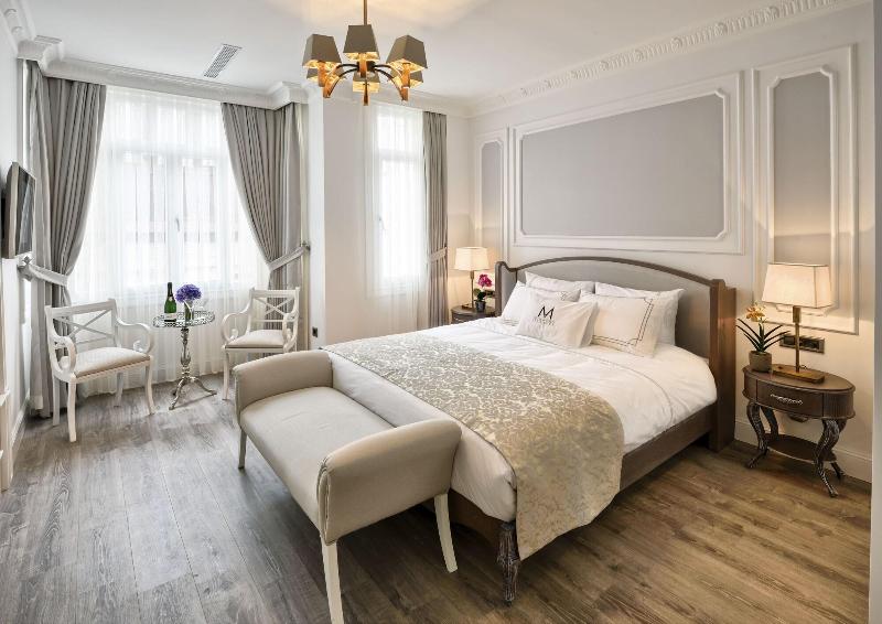 Mirrors Hotel - Oda