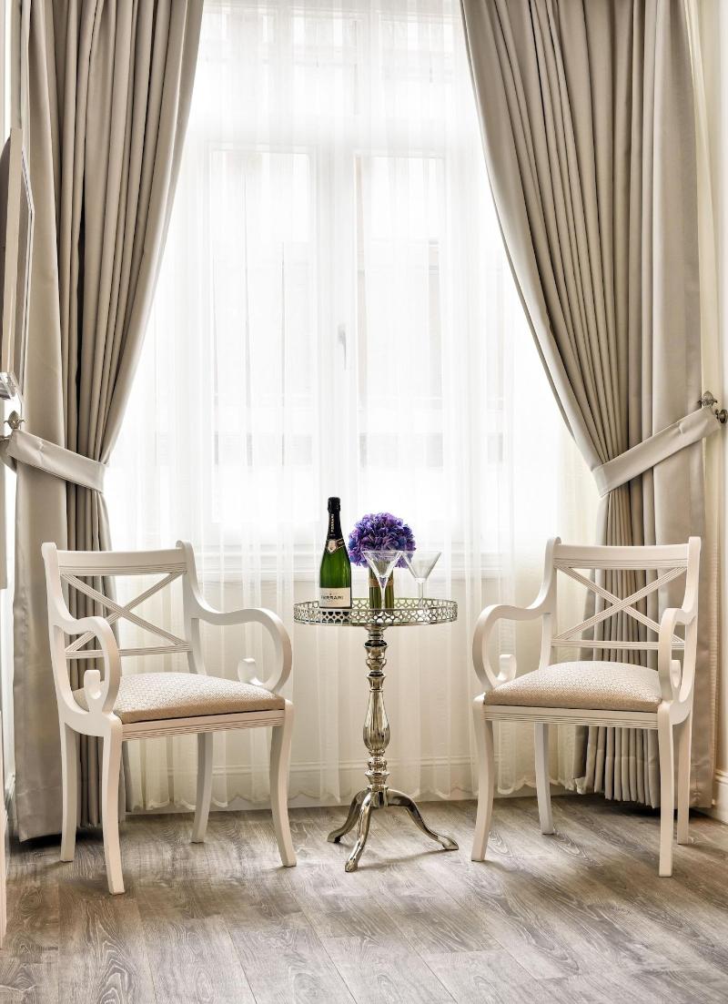 Mirrors Hotel - Oda