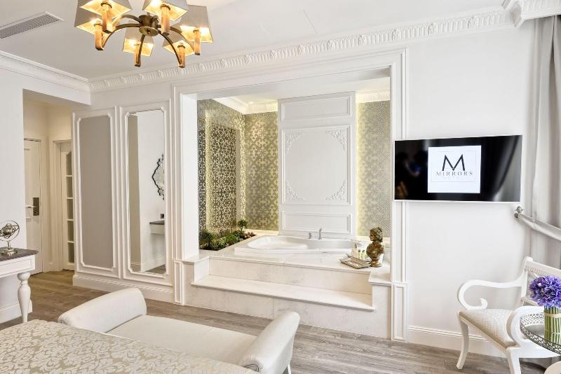 Mirrors Hotel - Oda