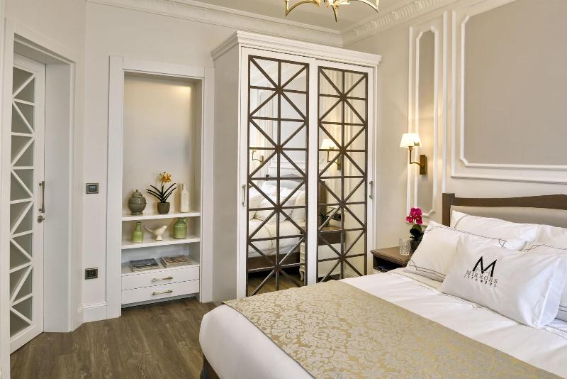 Mirrors Hotel - Oda