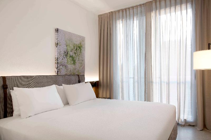 J Hotel - Oda