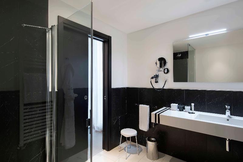 J Hotel - Oda