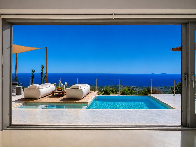 Santorini Heights - Genel