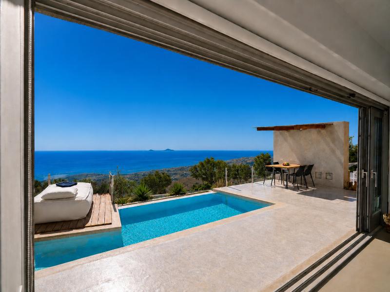 Santorini Heights - Genel