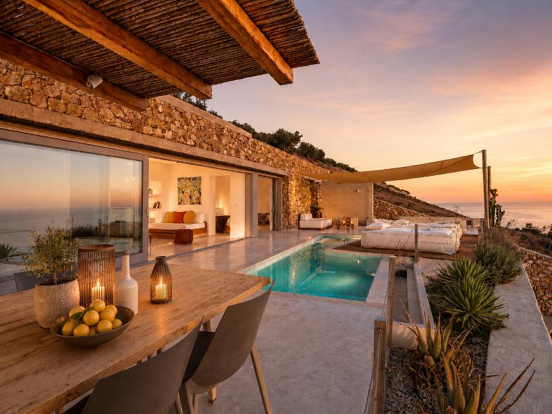 Santorini Heights - Genel