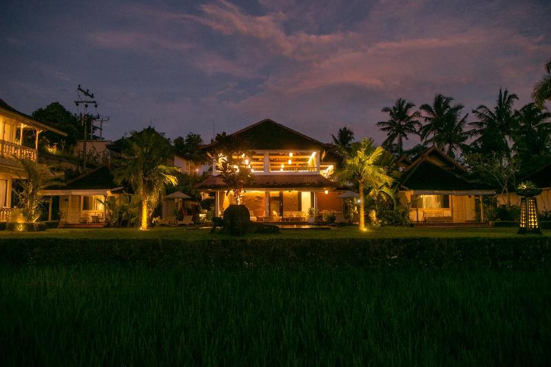 B Saya Villa and Restaurant - Genel