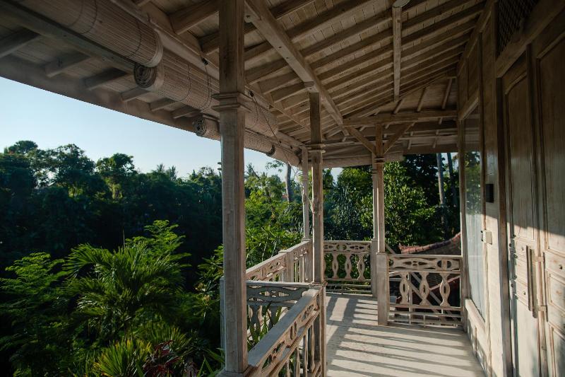 B Saya Villa and Restaurant - Genel