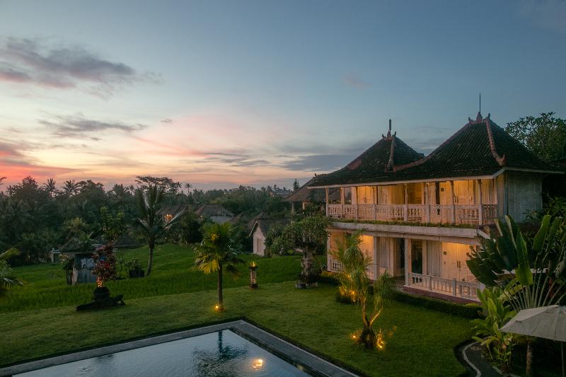 B Saya Villa and Restaurant - Genel