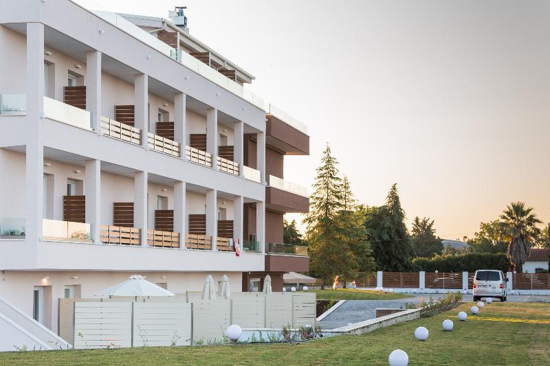 Mythic Summer Hotel - Genel