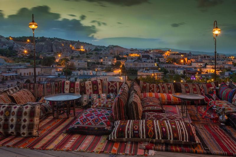Hera Cave Suites - Teras